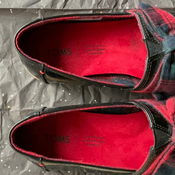 ⚫️🔴 TOMS BLACK PATIENT LEATHER SHOES WITH PLAID BOWS 🔴⚫️ - Picture 11 of 16